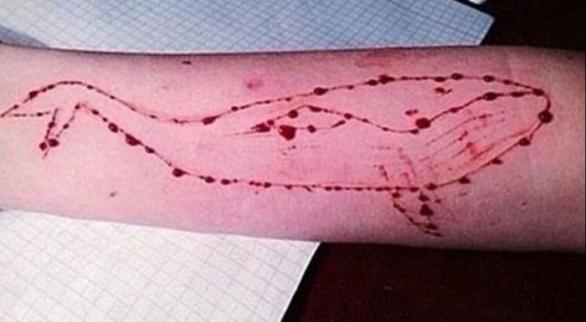 Jedním z úkolů by mělo být i vyřezat si do kůže velrybu. Tuhle ale ve skutečnosti vyřezal profesionální umělec v tetovacím studiu.
