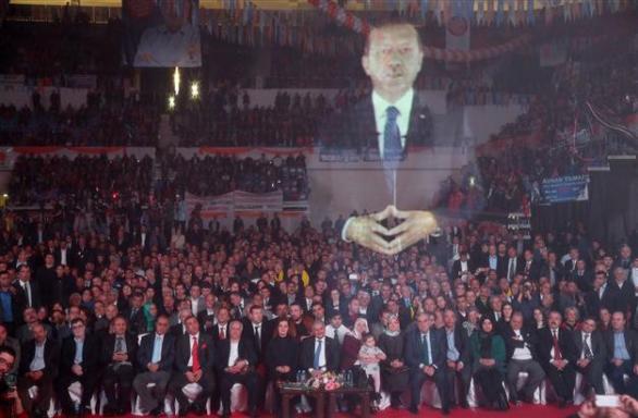 Despotický Erdogan nebyl troškař a jeho hologram měl přes pět metrů. Snad se nedočkáme i obřího holografického Kalouska.