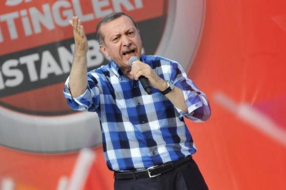 Erdogan místy působí jako milý strýček. Takový ten milý strýček, co za vašimi zády říká vašim bratrancům, že by vás měli zbít.