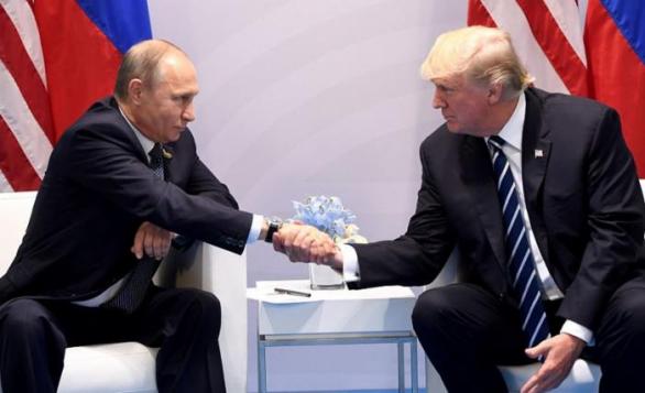 Trump se poprvé sešel s Vladimírem Putinem. Jako dva nejlepší přátelé, za které bývají označováni, ale rozhodně nepůsobili.