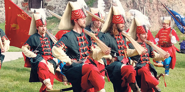 Takhle barevné a slušivé uniformy měli tehdy všichni, i heterosexuálové a nejen v tureckých vojscích.
