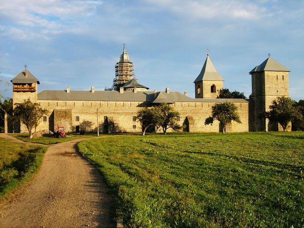 1024px-Dragomirna_monastery_sunset