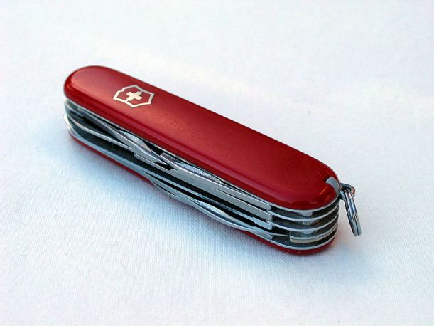 800px-Swiss_army_knife_closed_20050612