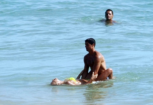 Forever-Alone-goes-to-the-beach