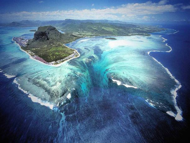 Mauritius-Underwater-Waterfall
