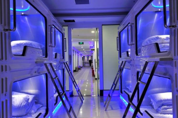 Space_capsule_hotel_sleepings2