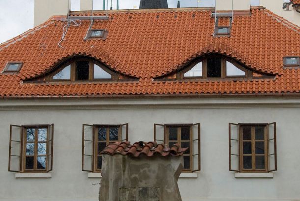house-with-suspicious-face-by-sergio-morchon