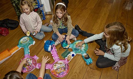 Children-play-with-Go-Go--001