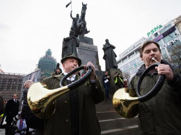 Už troubějí, už troubějí, na horách je Lenin...