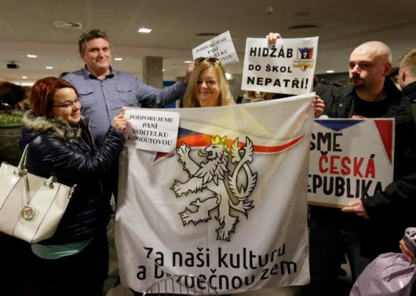 Jednání soudu byla hojně navštěvována odpůrci islámu. Soud se sice přiklonil k jejich názoru, to ale neomlová fauly, kterých se během procesu dopouštěli, například útoky na advokátku Korbelovou.