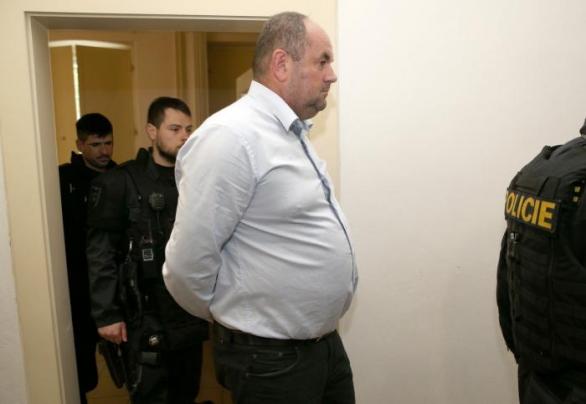 Pelta v poutech s policejní eskortou kráčí do vazby. Pro mnohé fanoušky českého fotbalu je po letech jeho kontroverzního působení v čele FAČR tato fotka příjemným zadostiučiněním.