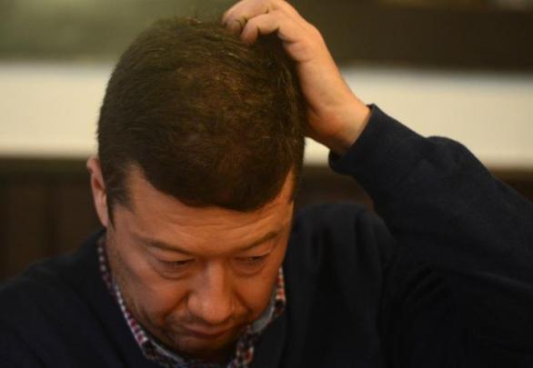 Zmatený Tomio Okamura. Na jednu stranu píše, jak by legalizoval drogy, na druhou kritizuje Ivana Bartoše za totéž.