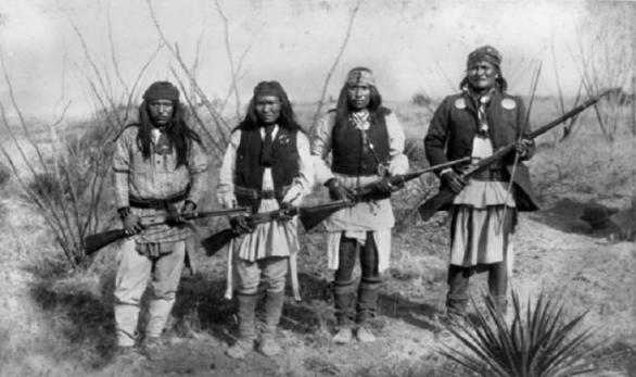 Geronimo (vpravo) a jeho spolubojovníci