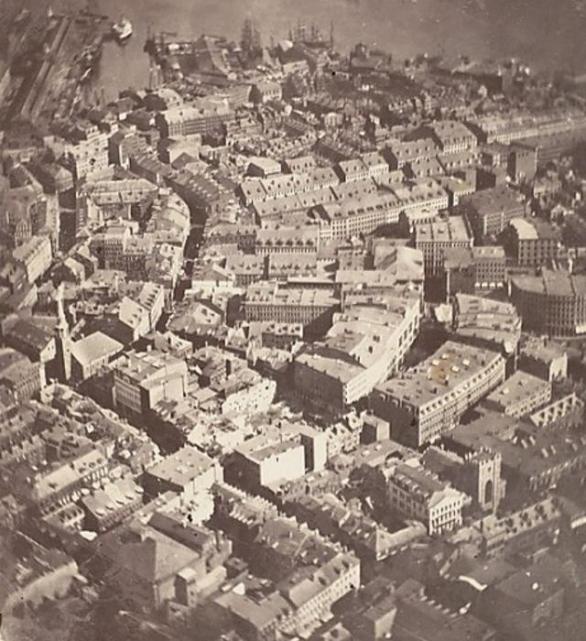 Okolí kostela Svaté Trojice a Washington Street