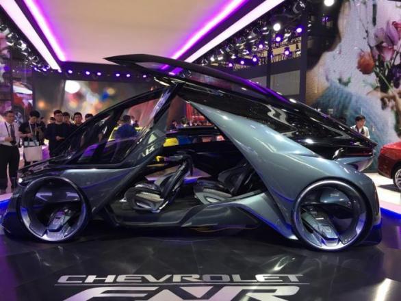 Chevrolet FNR – je to sice jen koncept, ale zdaleka nejfotografovanější kus plechu na autosalonu.
