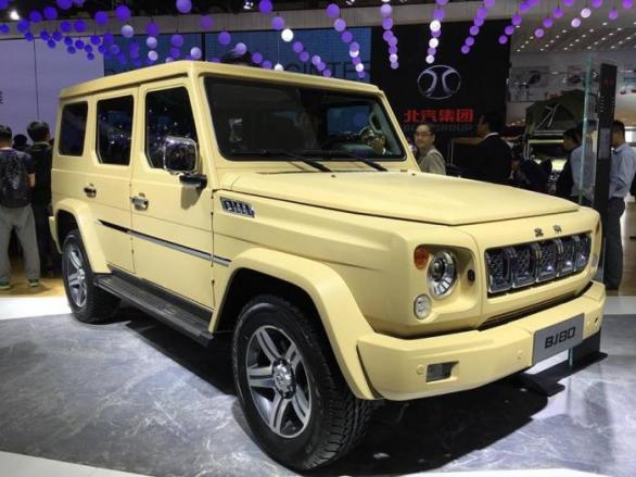 BAIC BJ80 – kopírka od Mercedesu, a to pořádná. Číňani zkopírovali dokonce i typický kovový zvuk při zavírání dveří. Vtipné na autosalonu bylo, že BAIC měl stánek přímo naproti Mercedesu!