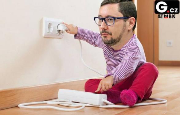 Na Hradě nebyla jediná bezpečnostní krytka na elektrickou zásuvku. Neštěstí mohlo přijít kdykoliv. Celý prostor byl nedostatečně zabezpečen.