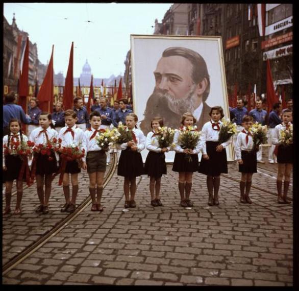 Jaký je rozdíl mezi dětmi v Hitlerjugend a v Pionýru? Jenom v barvě šátku! 