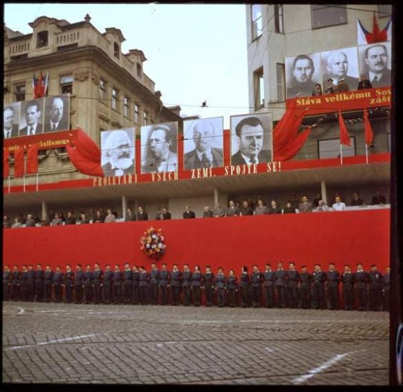 Naši i vaši příbuzní obdivovali masové vrahy, zloděje a zločince. Zeptejte se na to dědečka, kolikrát on mával mávátkem?
