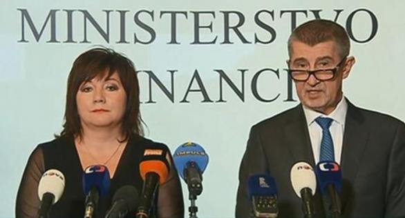 Schillerová je v současnosti Babišovou náměstkyní pro daně a cla. Měla by být nezávislá, ale její rodinné vazby hovoří spíše o opaku.