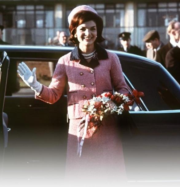 Dalším z ikonických kousků z dílny Coco Chanel se stal kostýmek se sukní zvaný Chanel Suit. Ten ráda nosila i Jackie Kennedyová a v růžové barvě ho měla na sobě, když jejího manžela zastřelil atentátník.