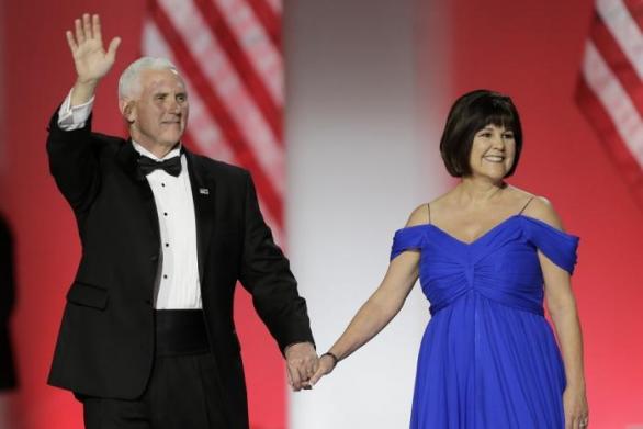 Pence se svou „matkou“ manželkou Karen. Copak vy své partnerce neříkáte mami?