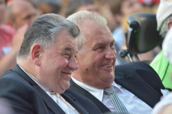 Vlkův nástupce kardinál Duka se nemusí bát, že by mu Zeman nepřišel na pohřeb, pokud by se náhodou rozhodl zemřít.