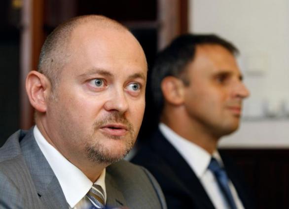 Jak Zimola, tak Michal Hašek jsou oba oblíbenci Miloše Zemana. Haškovi zlomily vaz krajské volby, Zimolovi aféra s chatou na Lipně.