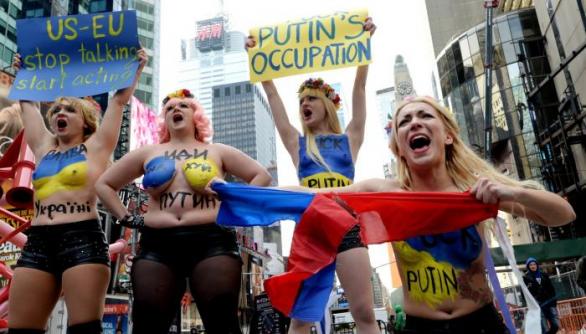 Moderní feministky se můžou obnažují, kdykoliv jim to zrovna přijde vhod. Když se ale poodhalí hezčí a úspěšnější Emma Watson, tak začnou zuřit.