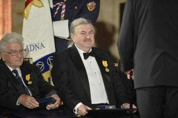 I kdyby to u voleb nedopadlo, Ringo Čech už má alespoň to státní vyznamenání od svého kamaráda Miloše v kapse.