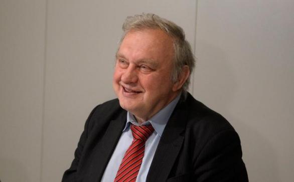 Europoslanec Ransdorf rovněž pobíral důchod přes 100 tisíc korun. Pak zemřel, tak už žádný důchod nepobírá.