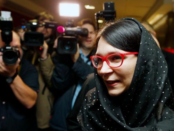 Pozdvižení vyvolala místopředsedkyně Zelených a snacha ombudsmanky Šabatové Monika Horáková, která přišla Somálku podpořit se šátkem na hlavě.