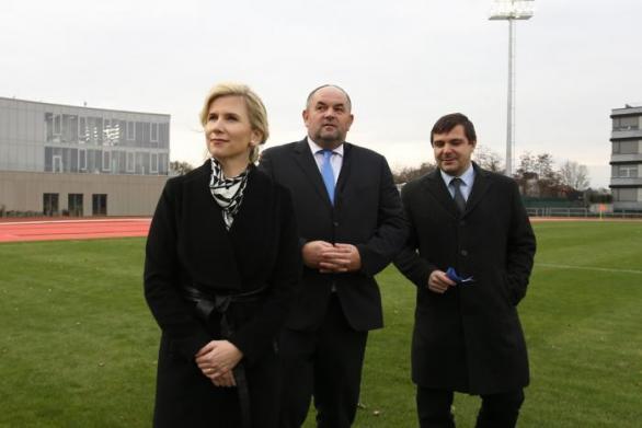 Valachová na strahovském stadionu spolu s předsedou FAČR Miroslavem Peltou a pražským zastupitelem Karlem Březinou. Oba muži byli spolu s náměstkyní Valachové Simonou Kratochvílovou zadrženi a jsou podezřeni z korupce při přidělování sportovních dotací.