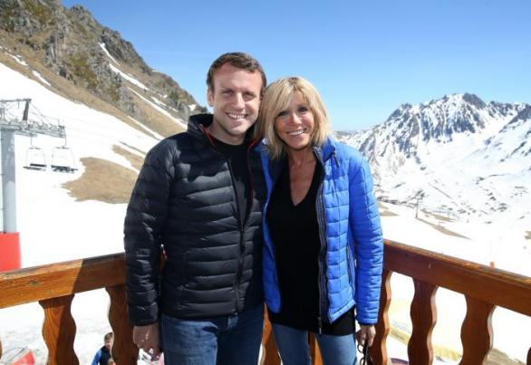 Macronovi tvoří harmonický pár. Vlastní děti nemají, ale díky věkovému rozdílu má Emmanuel hned 3 nevlastní a 7 nevlastních vnoučat.