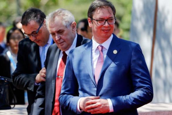 Zemanův zdravotní stav je dlouhodobě tristní. Když ale dokáže obrážet zahraniční návštěvy, měl by v sobě najít i dostatek sil na to zúčastnit se pietní akce za české parašutisty.