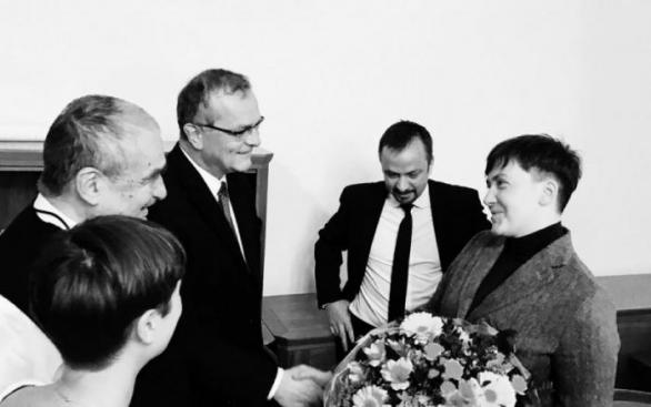 Během návštěvy Česka na pozvání TOP09 dostala Savčenková od Miroslava Kalouska dýku. Tu mu pak i s jeho ideály vrazila do zad.