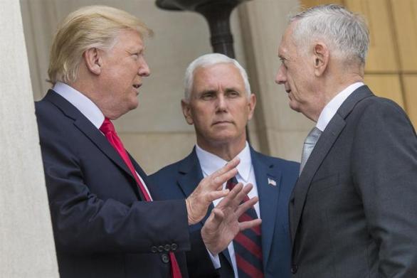 Donald Trump diskutuje s Jimem Mattisem.
