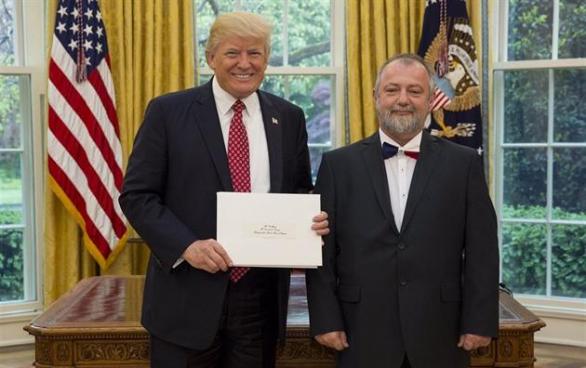Jediný Čech, který se zatím s Trumpem setkal, byl nový velvyslanec v USA Hynek Kmoníček. A nějakou dobu jediným Čechem i zůstane.