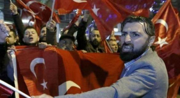 Situace v Turecku je vyostřená. Země se pod Erdoğanovým vedením čím dál více vzdaluje ideálům západní demokracie.
