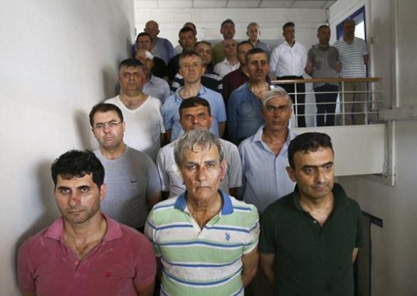 Zbití zatčení vůdci puče v čele s generálem Akınem Oztürkem. Těm nyní od Erdoğana hrozí znovuzavedení trestu smrti a poprava.