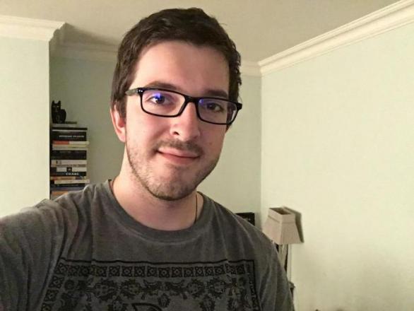 Tohle je Honza. Honza se fotí u sebe doma a pak to dává na facebook. Pokud máte Honzu v přátelích, tak jeho fotky uvidíte často