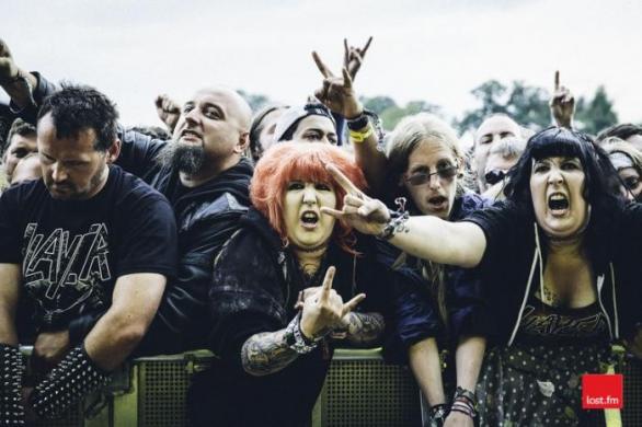 Metalistku nejlépe sbalíte na Satana. Metalistku poznáte tak, že její bradka není tak dlouhá jako u jejich mužských kamarádů