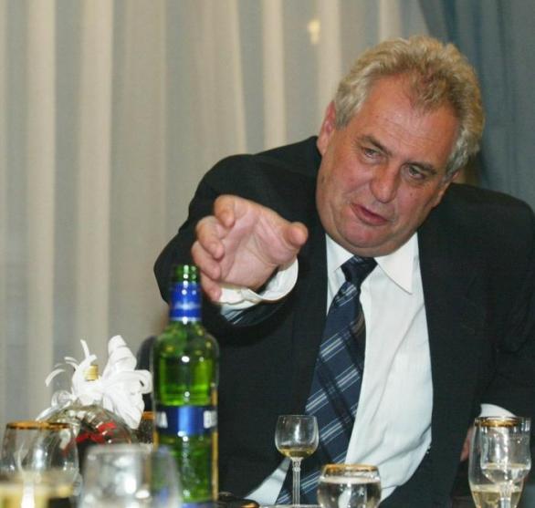 Snad alespoň v soukromí nepokrytecký Zeman připije na Vlkovu památku.