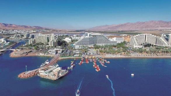 Eilat, izraelské centrum zábavy u Rudého moře.