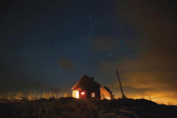 Honza vyzbrojený fotografickou technikou vyhlížel každou noc polární záři. Dokonce si na to stáhl několik aplikací. Ale nepřišlo nic. Nádheru, kterou promeškal během jízdy autem na sever, už znovu neviděl. Snad příště.