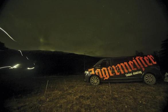 Bez sponzorů to nejde. Kluky podporuje starej dobrej Jäger. Více info o vlnách najdete na unstadarcticsurf.com.