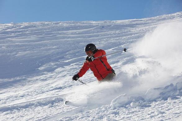 Autor článku si fotku prosadil, aby všichni v redakci věděli, jak umí lyžovat.