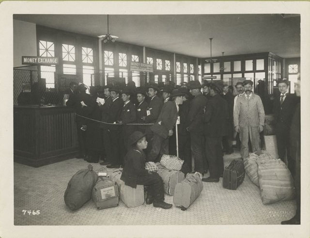 Po odbavení jsou imigranti připraveni se rozjet do všech koutů USA
