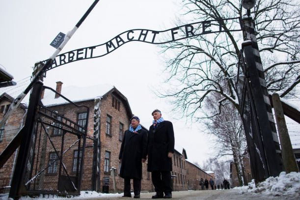 Tihle ještě stihli projít otevřenou bránou