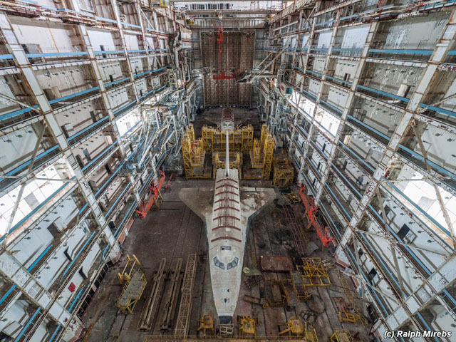 Buran OK 1K2 v hangáru na Bajkonoru